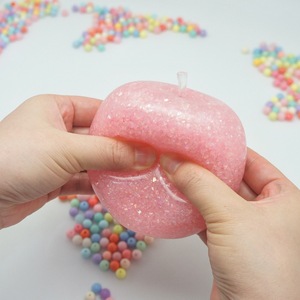 Jouet à presser en plastique durable en forme de pomme, pour soulager le stress et les cadeaux d'anniversaire, personnalisable pour les enfants - Product Image 4