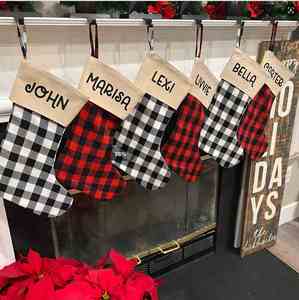 Calcetín Navideño Familiar Personalizado de Lino a Cuadros Buffalo Plaid con Monograma para Decoración del Hogar - Product Image 2
