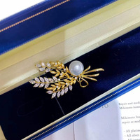 Bros Pin Berlapis Emas Tebal dengan Zirkon Mikro Inlaid dan Mutiara Air Tawar Putih AAA, Perhiasan Unisex Trendi