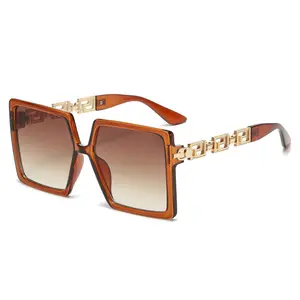 Venta al por mayor de moda de lujo de las mujeres Shades diseñador de marcas famosas Irregular pequeño marco gafas de sol para los hombres gafas de sol