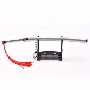 Fabricación venta japonés popular <span class=keywords><strong>anime</strong></span> Demon slaye exclusivo katana boca Yinosuke artesanía de metal espada de plata llavero en stock - Product Image 1