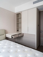 Armoire avec porte coulissante, bureau intégré, tiroirs et étagères ouvertes, beige, bois moderne pour chambre à coucher