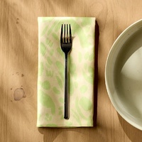 Serviette de table double face en microfibre brossée, toucher doux avec détails imprimés fins. Stylisation de table