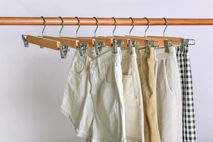 Cintres en bois massif tendance avec pinces, bords lisses, antidérapants, pour pantalons, costumes et manteaux – Offre spéciale - Product Image 4