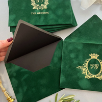 Enveloppes en velours colorées personnalisées avec monogramme doré pressé sur suède et papier doublé pour invitations de mariage et de fête