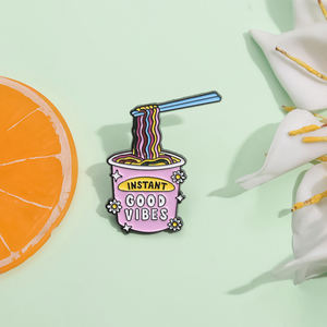 เข็มกลัดลายการ์ตูนมีฮู้ดสำหรับกระเป๋ากางเกงยีนส์มีฮู้ดเข็มกลัดเคลือบเส้น<span class=keywords><strong>บะหมี่</strong></span>กึ่งสำเร็จรูปสีชมพูของขวัญที่ดีที่สุดสำหรับเด็ก - Product Image 3