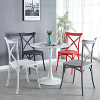 Chaise de mariage en plastique blanc à dossier croisé pour hôtel, extérieur, banquets, événements et fêtes