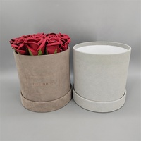 Boîtes rondes en carton de luxe en velours avec matériaux recyclés, pelliculage mat et gaufrage pour emballage cadeau