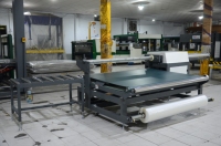 Machine d'emballage de matelas en mousse plastique semi-automatique NG-06R, entraînement pneumatique, vitesse d'emballage élevée, facile à utiliser, PLC