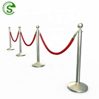 Poteau de délimitation rétractable de haute qualité avec sangle, durable et réglable pour la gestion des files d'attente