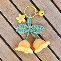 Handgefertigter Häkel-Schlüsselanhänger mit Doppel-Maiglöckchen, Mehrfarbiger Gestrickter Blumen-Glockenanhänger für Taschen