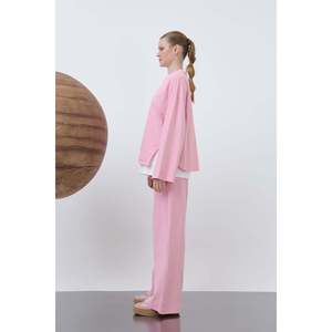 เสื้อสเวตเชิ้ตผู้หญิงทรงอสมมาตรสีสันตัดกัน รุ่น Soul - ดีไซน์ทันสมัย สีชมพู แขนยาว เหมาะสำหรับใส่ลำลอง - Product Image 2