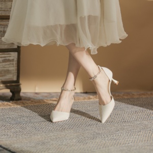 Chaussures de mariage Winter Evergreen Jelly Club, légères, en similicuir satiné, à strass, à lacets, à enfiler, à bout pointu, talons aiguilles - Product Image 1