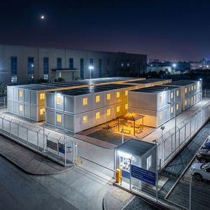 Bâtiment de bureau mobile préfabriqué en conteneur plat de 20 pieds, logement temporaire modulaire pour personnel avec fenêtres de sécurité - Product Image 3