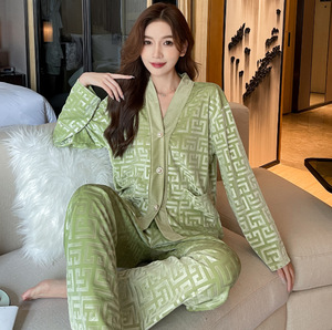 2024 nouvelle saison froide pyjamas or velours bébé velours <span class=keywords><strong>luxe</strong></span> chaud Homewear 2 pièces ensemble automne hiver velours Pijama pour les femmes - Product Image 1