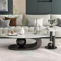 Table basse ovale de luxe de haute qualité avec plateau en pierre frittée, style moderne et épuré, pour salon italien.