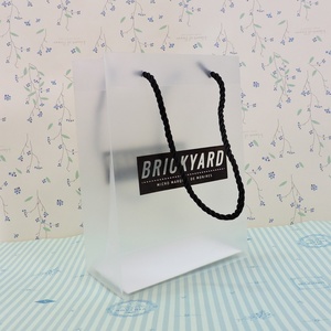 Bolsas de Regalo de Plástico PP PVC Esmerilado con Asas para Compras, Impresión de Logotipo Personalizada - Product Image 1