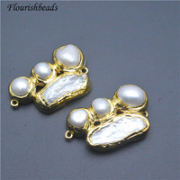 Nouveau design en laiton plaqué or, perle naturelle à double trou, pendentif en forme de pois irrégulier, fermoirs pour bijoux, vente en gros