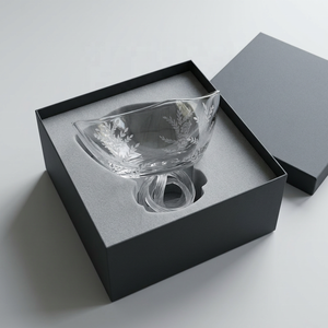 Bol en verre transparent sur pied avec motif de feuilles gravé et base torsadée - Product Image 6