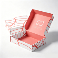 Boîte cadeau haut de gamme en carton ondulé bleu marine avec icônes graphiques complexes et badge minimaliste pour emballage de marque masculine personnalisé