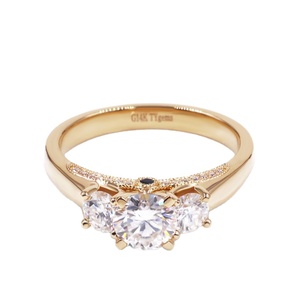 Nuovi Arrivi Tianyu Gems: <span class=keywords><strong>Anelli</strong></span> in Moissanite <span class=keywords><strong>con</strong></span> <span class=keywords><strong>Tre</strong></span> <span class=keywords><strong>Pietre</strong></span> in Oro Giallo 14k - Product Image 1