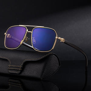 แว่นกันแดดทรงสี่เหลี่ยมแบบสั่งทำพิเศษสำหรับผู้ชาย ป้องกันรังสียูวี 400 เลนส์พีซีแบบเต็มกรอบ สีดำ ขาแว่นลายไม้เทียมสไตล์เรโทร - Product Image 4