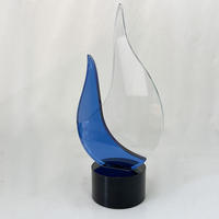 Trophée en cristal poli de forme tour de feu, aux couleurs bleu, vert, rouge, jaune, avec base noire