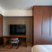 Ensemble de mobilier FF&E pour hôtel moderne avec vue sur la mer, chambre double et suite, lit en placage de bois, bureau, canapé, armoire ODM