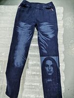 Machine de gravure laser pour jeans avec zone de travail de 1500x1500 mm, machine à déchirer le denim pour l'usine de vêtements