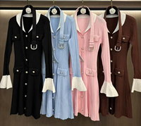 Nouvelle Arrivée Robe Mini Femme Col V Color Block Boutonnée Manches Évasées Haute Qualité Tendance Coupe Ajustée Ceinturée Tricotée