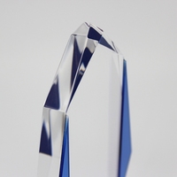Trophée moderne en acrylique avec panneaux latéraux bleus, logo personnalisé, plaque de reconnaissance exécutive