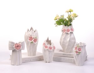 Jarrón de Cerámica Esmaltada Blanca con Flores 3D Rosadas para Decoración del Hogar, Marca BUYIT - Product Image 3