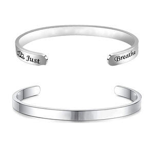Braccialetto aperto a forma di C in acciaio inossidabile all'ingrosso bracciale Unisex lucido argento con lettere inglesi ispiratrici - Product Image 1