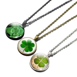 Colgante de trébol luminoso Regalo del día de San Patricio Joyería Collar de trébol de cuatro hojas de metal - Product Image 1