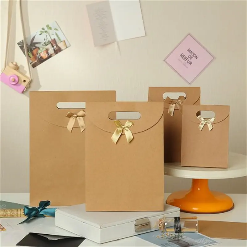 맞춤형 새로운 창조적 인 선물 종이 가방 도매 디자인 엠보싱 공예 판지 쇼핑 의류 가방