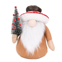 Poupée Tomte en peluche gnome des bois assise avec chapeau de paille, tenant un sapin aux baies givrées, pour décoration d'étagère de cabane d'automne, en gros