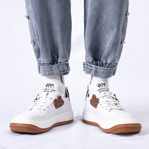 Zapatillas de deporte blancas de piel de vaca personalizadas para hombre, zapatos transpirables de una pieza a la moda con forro de malla de invierno con diseño de payaso de cabeza torcida - Product Image 3