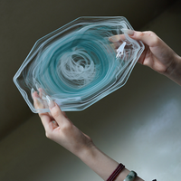 Assiette de service en verre irrégulière huit pans, style moderne et minimaliste, pour desserts et plats principaux, idéale pour restaurants et cantines
