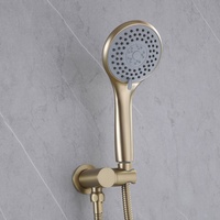 Système de douche contemporain en laiton doré brossé avec pommeau de pluie, bras flexible courbé, douchette multi-jets et poignée unique