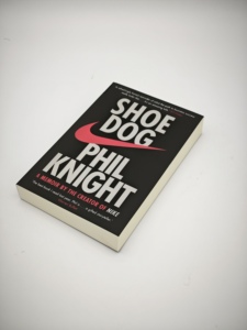 Impression de livres sur le thème des chiens et des chaussures - Product Image 4