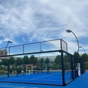 Terrain de padel panoramique complet tendance 2026 avec structure en acier galvanisé, verre trempé et gazon artificiel pour usage intérieur et extérieur - Product Image 1