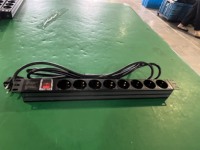 Équipement de distribution d'alimentation 16A Schuko PDU 8 prises avec interrupteur bipolaire 250V pour armoire rack 19 \"