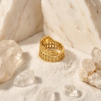 Römisches Kolosseum Modischer 18K Vergoldeter Edelstahl Architektur-Hohlring Vintage Einzigartiges Geschenk für Modebewusste