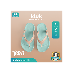 Calzado Infantil Transpirable con Diseño de Tanga Verde y Plantilla Acolchada para Verano y Juegos al Aire Libre - Product Image 1