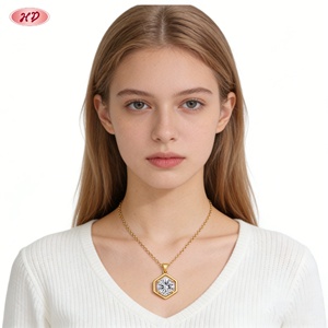Collier en laiton plaqué or 18 carats avec pendentif hexagonal et zircon rond AAA pour femme, vente en gros Hengdian Joyeria - Product Image 2