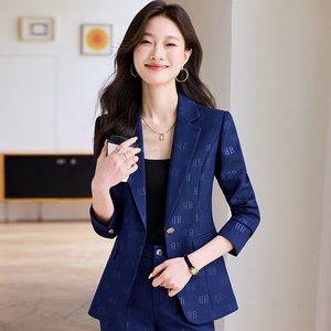 ชุดสูทสองชิ้นสีเขียวสำหรับผู้หญิง ผลิตจากวัสดุพิมพ์คุณภาพสูง ลายเสื้อเบลเซอร์กระดุมเดี่ยวและกางเกงขายาว จากประเทศจีน - Product Image 3