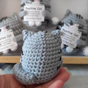 Poupée en crochet d'animal populaire, couleur grise, chat mignon, poupées tissées pour femmes, fabrication artisanale, petite décoration de bureau positive - Product Image 3