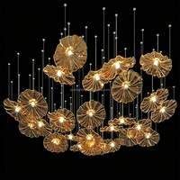 Lustre en verre en forme de feuille de lotus dorée personnalisé, texture ondulée de luxe, luminaire suspendu en forme de lotus pour l'éclairage du hall d'hôtel et des escaliers