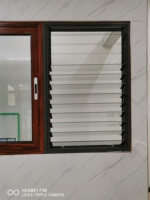 Fenêtres en aluminium et verre à persiennes, fabrication de fenêtres à persiennes, système de cadre de persiennes, fenêtres en verre répondant à différents besoins
