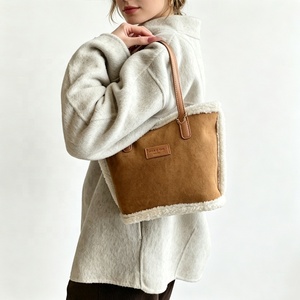Zeyu 2026 Nuova Borsa Tote Moda <span class=keywords><strong>Cammello</strong></span> con Rifiniture in Shearling, Borsa a Mano da Donna in Finta Pelle Scamosciata, Portatile, Casual, per Uso Quotidiano e Viaggi Invernali, ODM OEM - Product Image 3